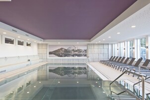 Innenpool, geöffnet von 08:00 Uhr bis 20:00 Uhr, Liegestühle