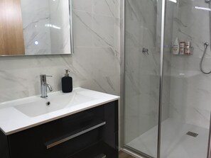 Apartment, 1 Bedroom | Bilik Mandi | Pancuran mandi, kelengkapan dandanan diri percuma, pengering rambut 