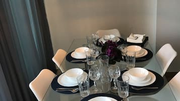 Apartment, 3 Bedrooms, Terrace | In-room dining