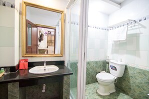 Deluxe Room | Bathroom | Shower, free toiletries, towels