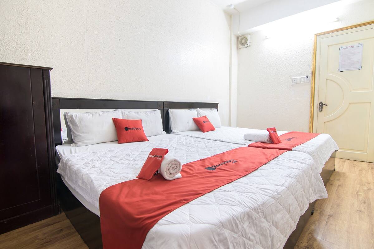 Family Room | Desk, free WiFi, bed sheets