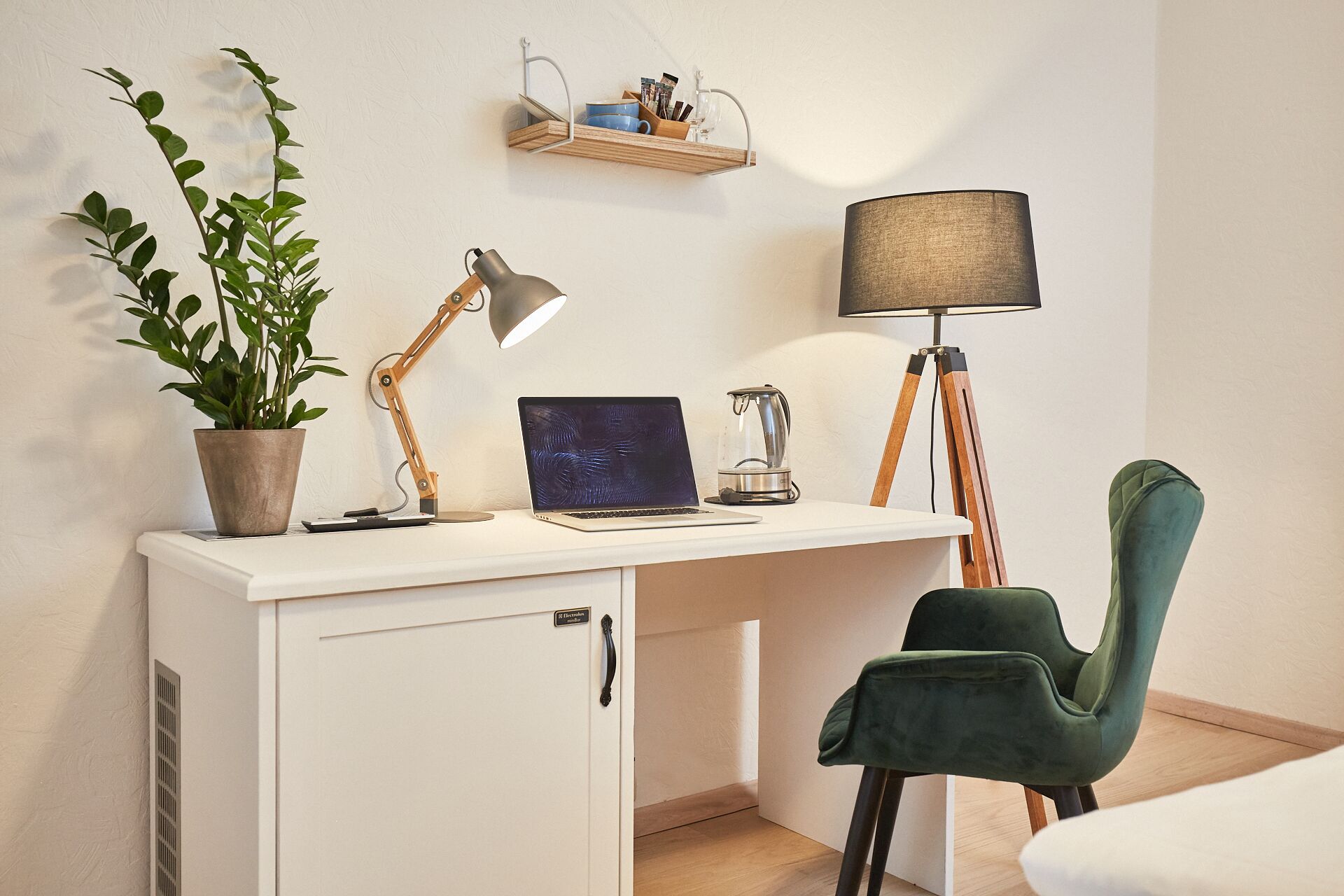 standard double room | living area | tv