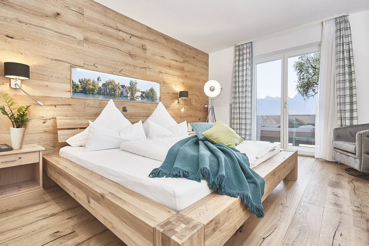 deluxe double room | 1 bedroom, minibar, in-room safe, individually decorated