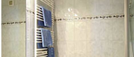 Un baño con una bañera, un lavamanos y un espejo.