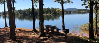 "Stille land hjem beliggende nær den nordlige ende af Lake Ouachita."