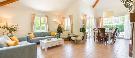 Fernseher, Kamin, DVD-Player, Stereoanlage