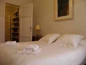 4 bedrooms, iron/ironing board, internet, bed sheets - Courtyard House Barcelona (Barcelona)