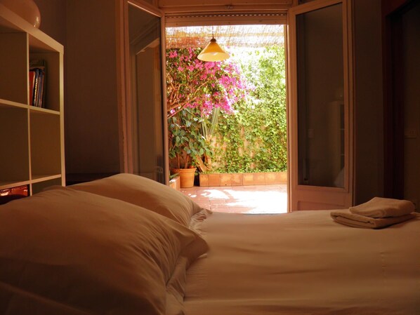 4 bedrooms, iron/ironing board, internet, bed sheets - Courtyard House Barcelona (Barcelona)