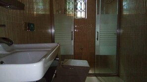 Royal Apartment, Multiple Beds, Smoking, Hill View | Bathroom - MAJESTY PROPERTIES GH (Accra)