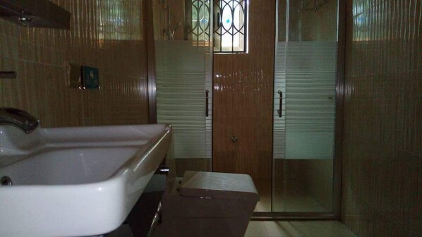 Royal-Apartment, Mehrere Betten, Raucher, Hügelblick | Badezimmer