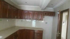 Leilighet – royal, flere senger, røyk, utsikt mot høyde | Eget kjøkken