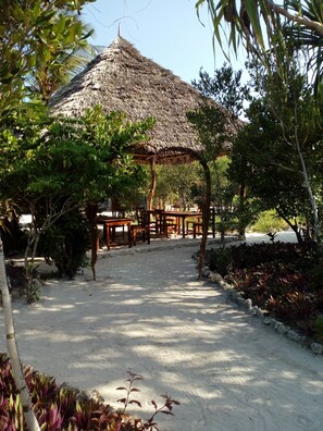 Restaurant - Mount Zion Lodge (Michamvi)