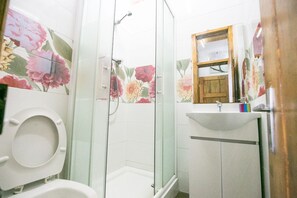 Regadera, bidet, toallas 