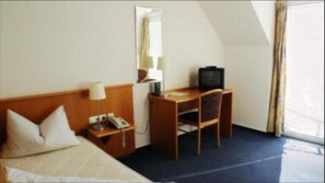 Single Room, Private Bathroom | Desk, free WiFi, bed sheets