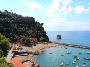 Beach nearby - Newly refurbished centrally located 2 bedroom apartment near Sorrento (Vico Equense)