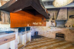 冷蔵庫、電子レンジ、オーブン、コンロ