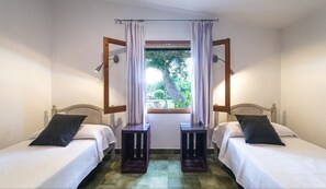 3 室のベッドルーム、デスク、アイロン / アイロン台、旅行用ベビーベッド