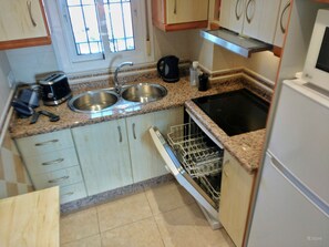 Frigorífico, microondas, placa de cocina y lavavajillas