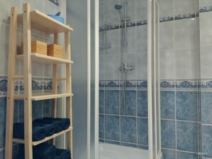 Douche, sèche-cheveux, serviettes fournies, savon