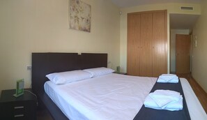 2 chambres, coffres-forts dans les chambres, fer et planche à repasser