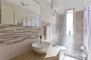 Apartment, 2 Bedrooms (6 pax) | Bathroom | Deep soaking tub, rainfall showerhead, hair dryer, bidet - Sofia's House (Palermo)