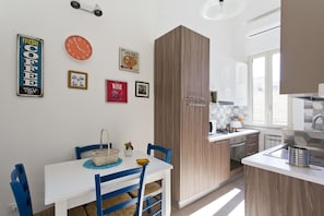 Apartment, 2 Bedrooms (6 pax) | In-room dining