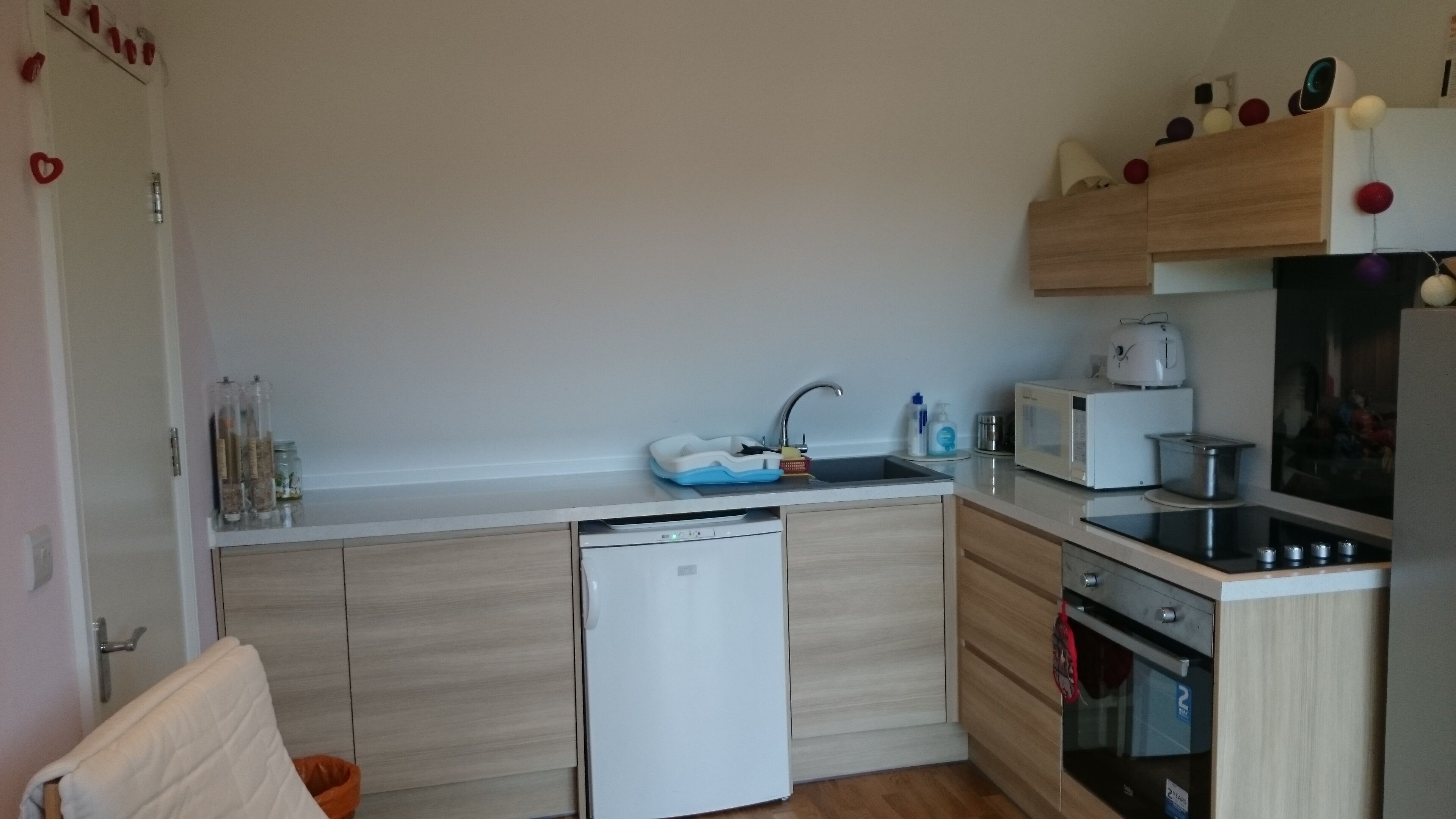 冷蔵庫、電子レンジ、オーブン、コンロ