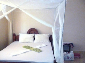 Blackout drapes, rollaway beds, bed sheets - Villa Mina (Jambiani)
