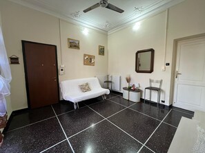 TV - Two-room apartment with parking space (Genova)