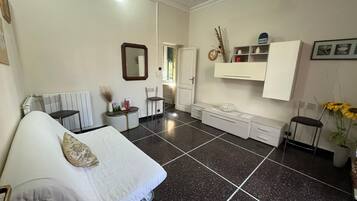 1 Schlafzimmer, Schreibtisch, BĂŒgeleisen/BĂŒgelbrett, Reisekinderbett