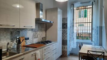 Refrigerador, horno, parrilla de estufa y cafetera y tetera