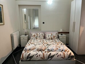 1 bedroom, desk, iron/ironing board, travel crib - Two-room apartment with parking space (Genova)