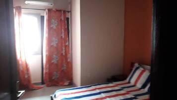 3 habitaciones, tabla de planchar con plancha y ropa de cama