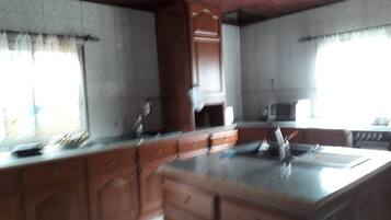 Refrigerador, microondas, horno y cafetera y tetera