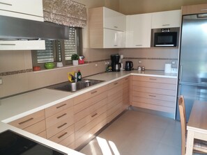 Een koelkast, een magnetron, een oven, een vaatwasser