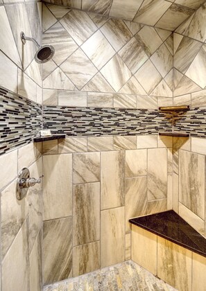 Shower, hair dryer, towels, soap - Legends Lair-Mountain Hideaway, Woodburning Fireplace, Hot Tub, Jetted Tub🔥🌊🌲 (Broken Bow)