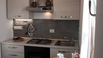 冷蔵庫、オーブン、コンロ、食器洗い機