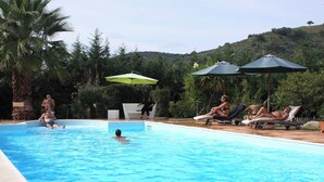 A swimming pool with people relaxing and sunbathing. - Villa Tresino apartments "Velia" (Alani)