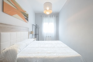 3 bedrooms, free WiFi, bed sheets - 14 WIFI + A / C + METRO / BUS same street 10 minutes from downtown (Madrid)