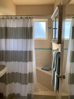 Dusche, Haartrockner, Handtücher, Seife