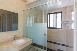 Chambre supérieure double, 1 lit double | Salle de bain | Douche, serviettes fournies