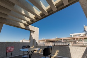 Habitación cuádruple estándar, 2 camas matrimoniales | Vista a la ciudad