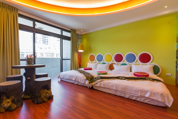 A hotel room with a large bed, a small table, and a window with curtains. - Ali Ba Ba B&B II (Hualien City)