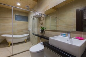 Standard Quadruple Room, 2 Double Beds | Bathroom | Shower, towels - Ali Ba Ba B&B II (Hualien City)