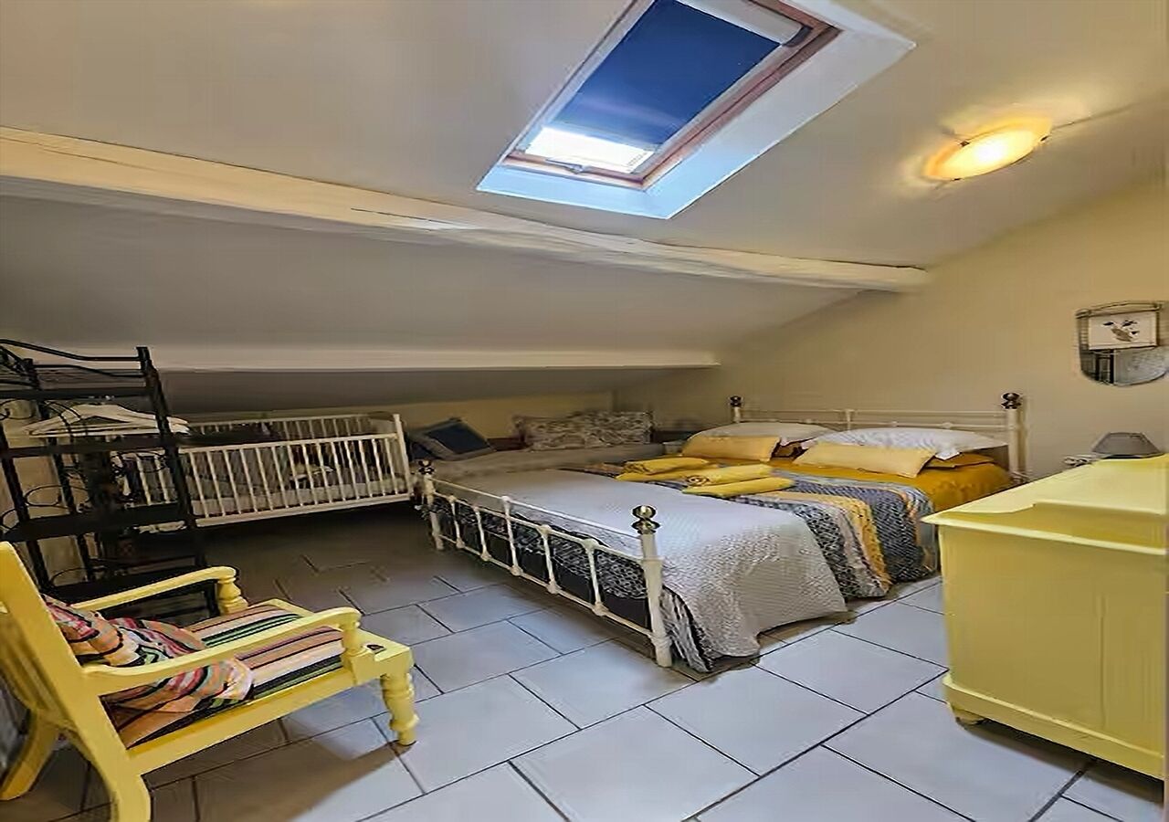 1 slaapkamer, een kluis op de kamer, een strijkplank/strijkijzer