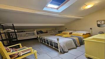 1 slaapkamer, een kluis op de kamer, een strijkplank/strijkijzer