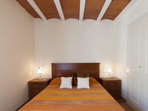 3 bedrooms, iron/ironing board, internet, bed sheets