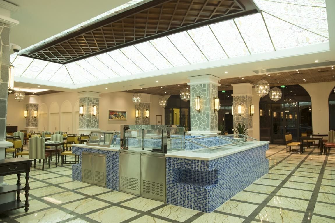 تقديم الإفطار والغداء والعشاء