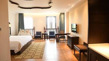 Design Family Room B | Minibar, in-room safe, desk, blackout drapes