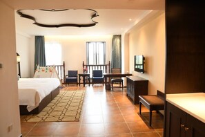 Family Room | Bar mini, peti besi dalam bilik, meja, langsir/tirai gelap terus